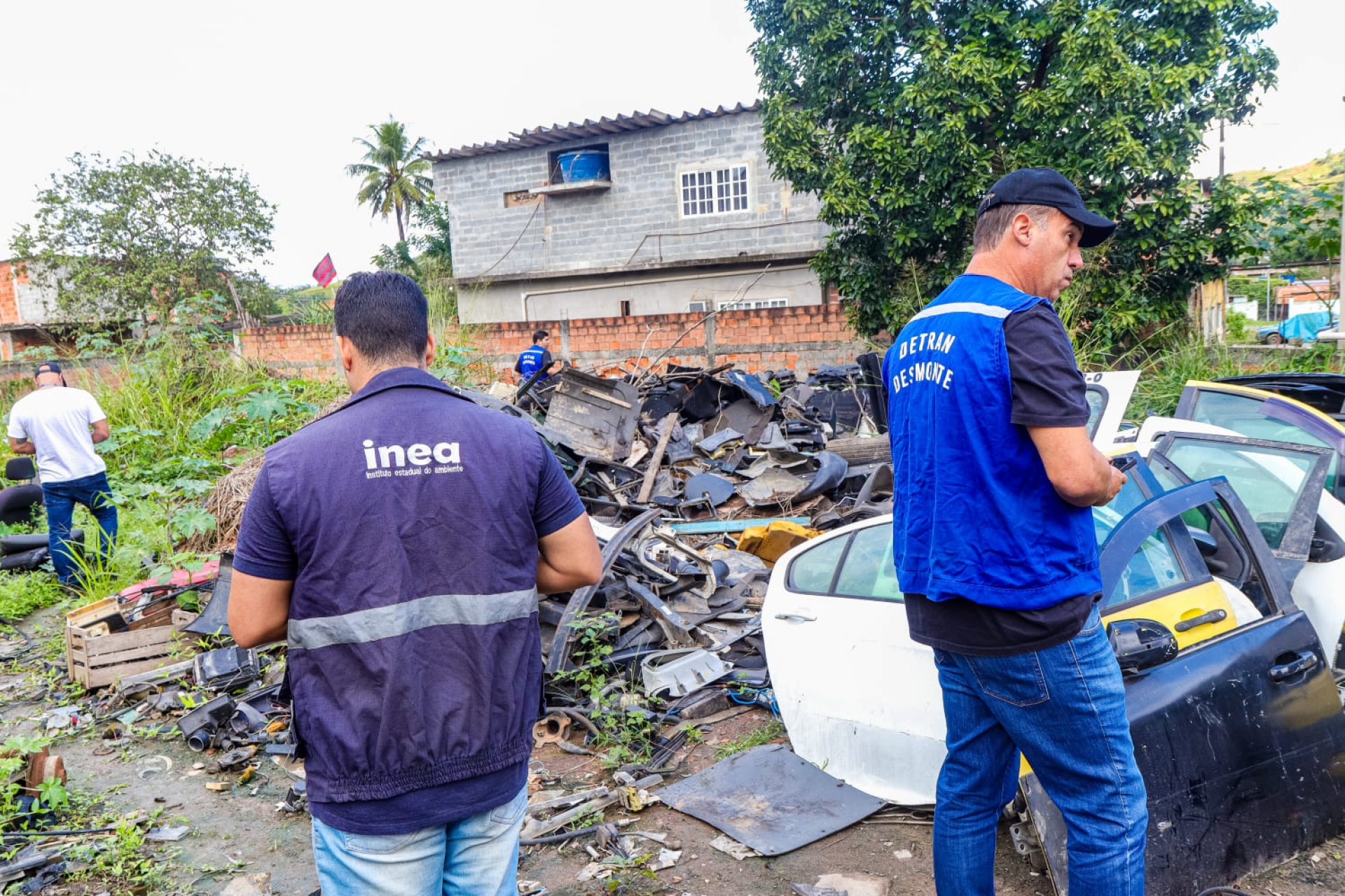 Ferros-velhos foram interditados em Magé por funcionarem sem autorização e armazenarem peças automotivas sem comprovação de origem - Divulgação / Detran - RJ