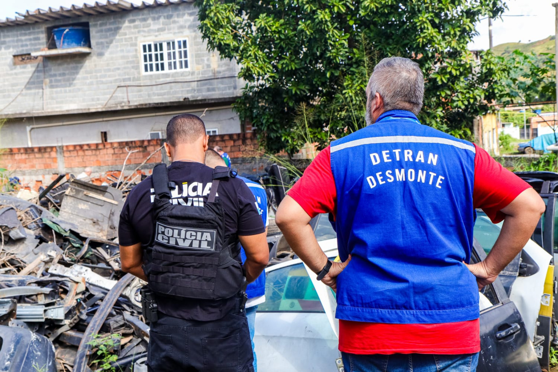 Ferros-velhos foram interditados em Magé por funcionarem sem autorização e armazenarem peças automotivas sem comprovação de origem - Divulgação / Detran - RJ