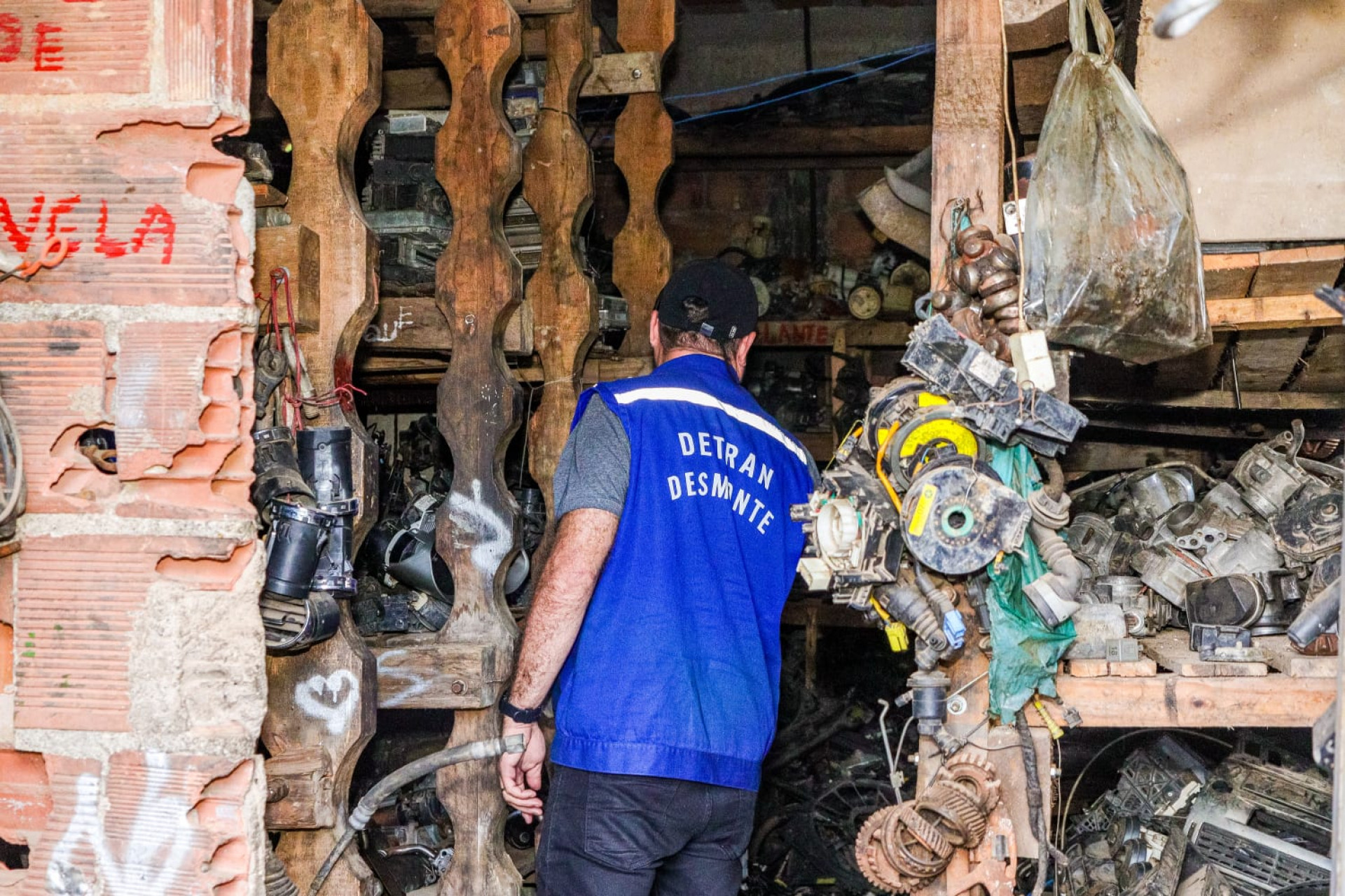 Ferros-velhos foram interditados em Magé por funcionarem sem autorização e armazenarem peças automotivas sem comprovação de origem - Divulgação / Detran - RJ