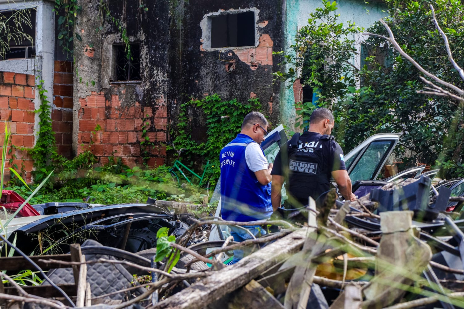 Ferros-velhos foram interditados em Magé por funcionarem sem autorização e armazenarem peças automotivas sem comprovação de origem - Divulgação / Detran - RJ