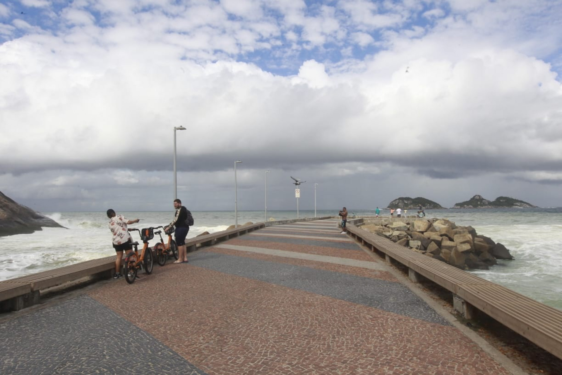 Praia da Barra nesta quarta (11): mancha escura surgiu no trecho no dia 14 de maio - Reginaldo Pimenta/Ag&ecirc;ncia O Dia