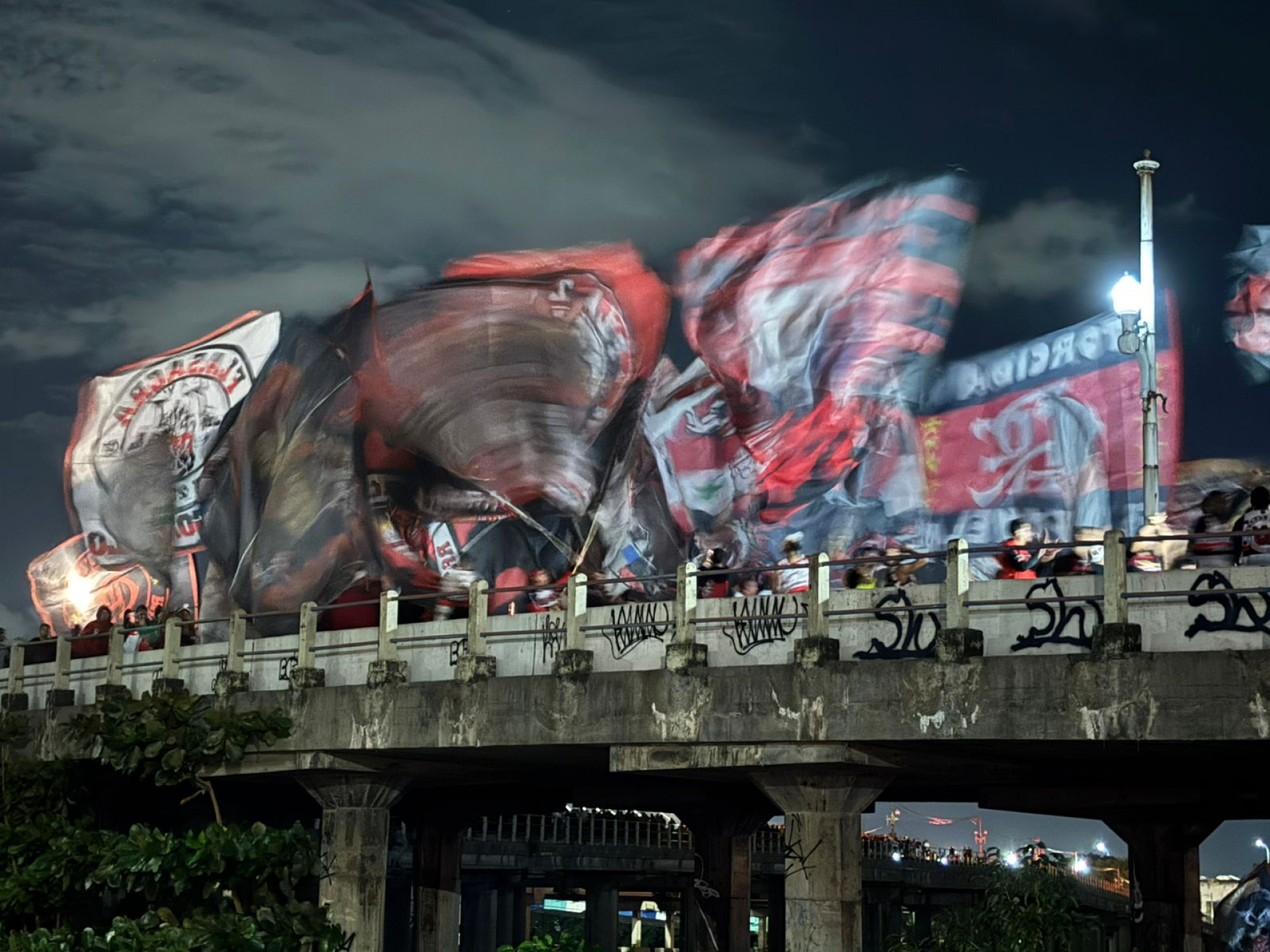 Torcida do Flamengo faz festa para receber o time no Galeão - João Alexandre Borges / Agência O Dia
