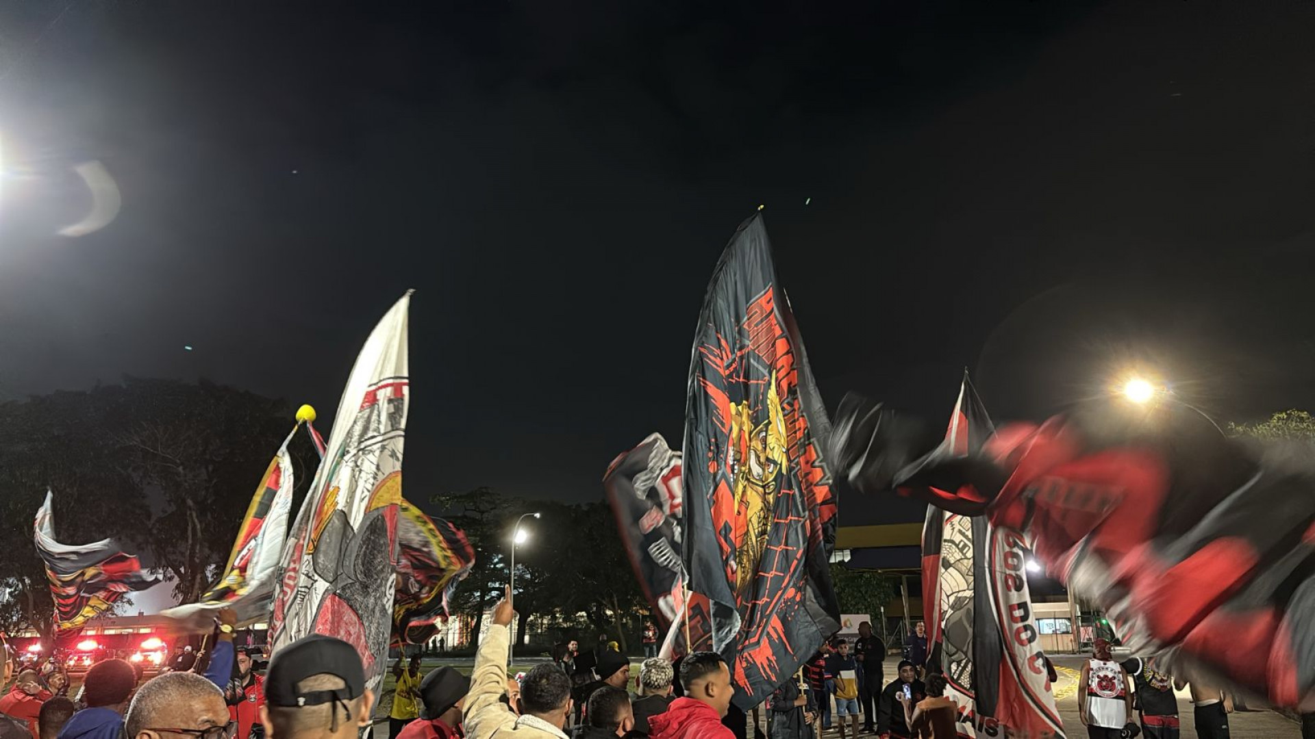Torcida do Flamengo faz festa para receber o time no Galeão - João Alexandre Borges / Agência O Dia