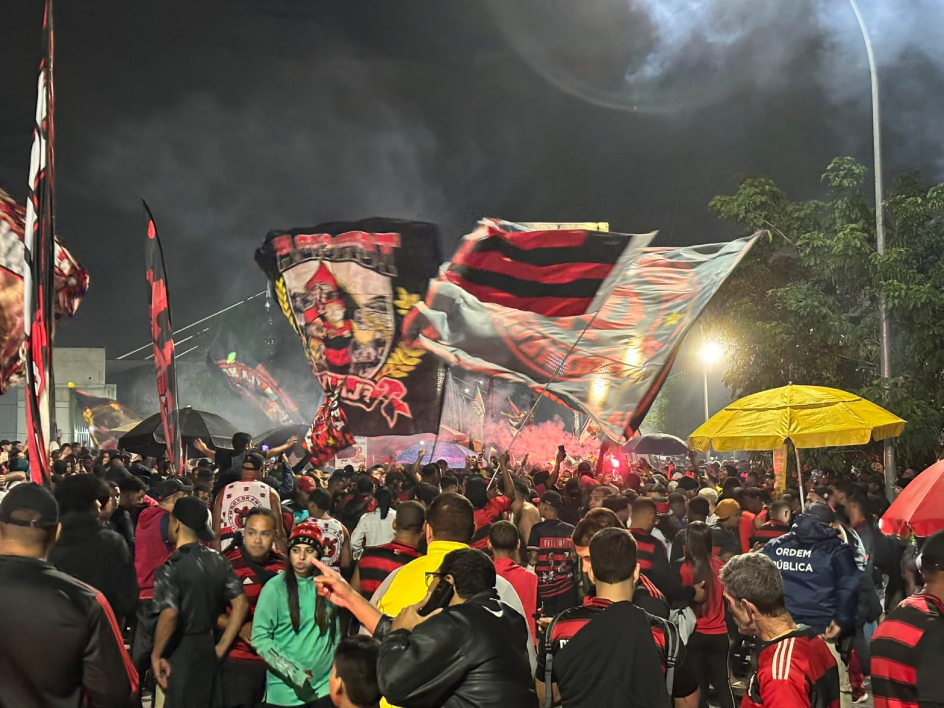 Torcida do Flamengo faz festa para receber o time no Gale&atilde;o - Jo&atilde;o Alexandre Borges / Ag&ecirc;ncia O Dia