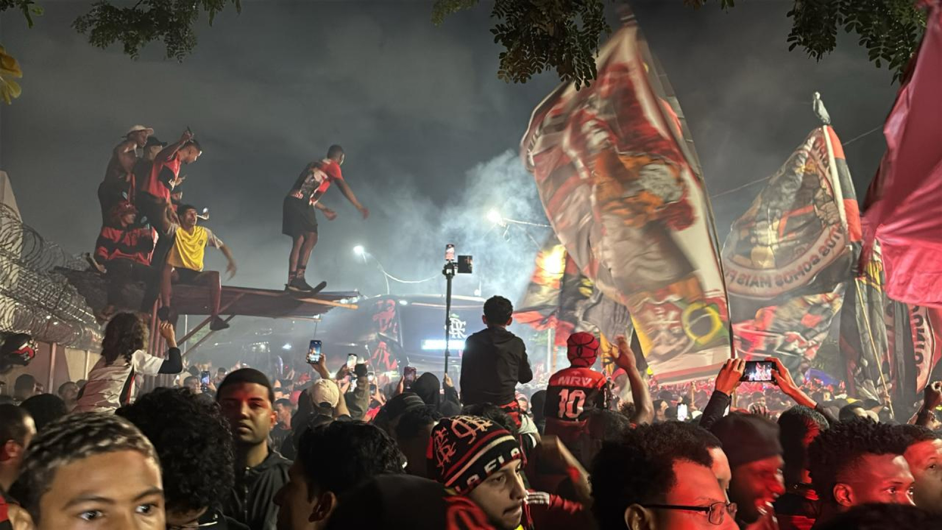 Torcida do Flamengo faz festa para receber o time no Galeão - João Alexandre Borges / Agência O Dia