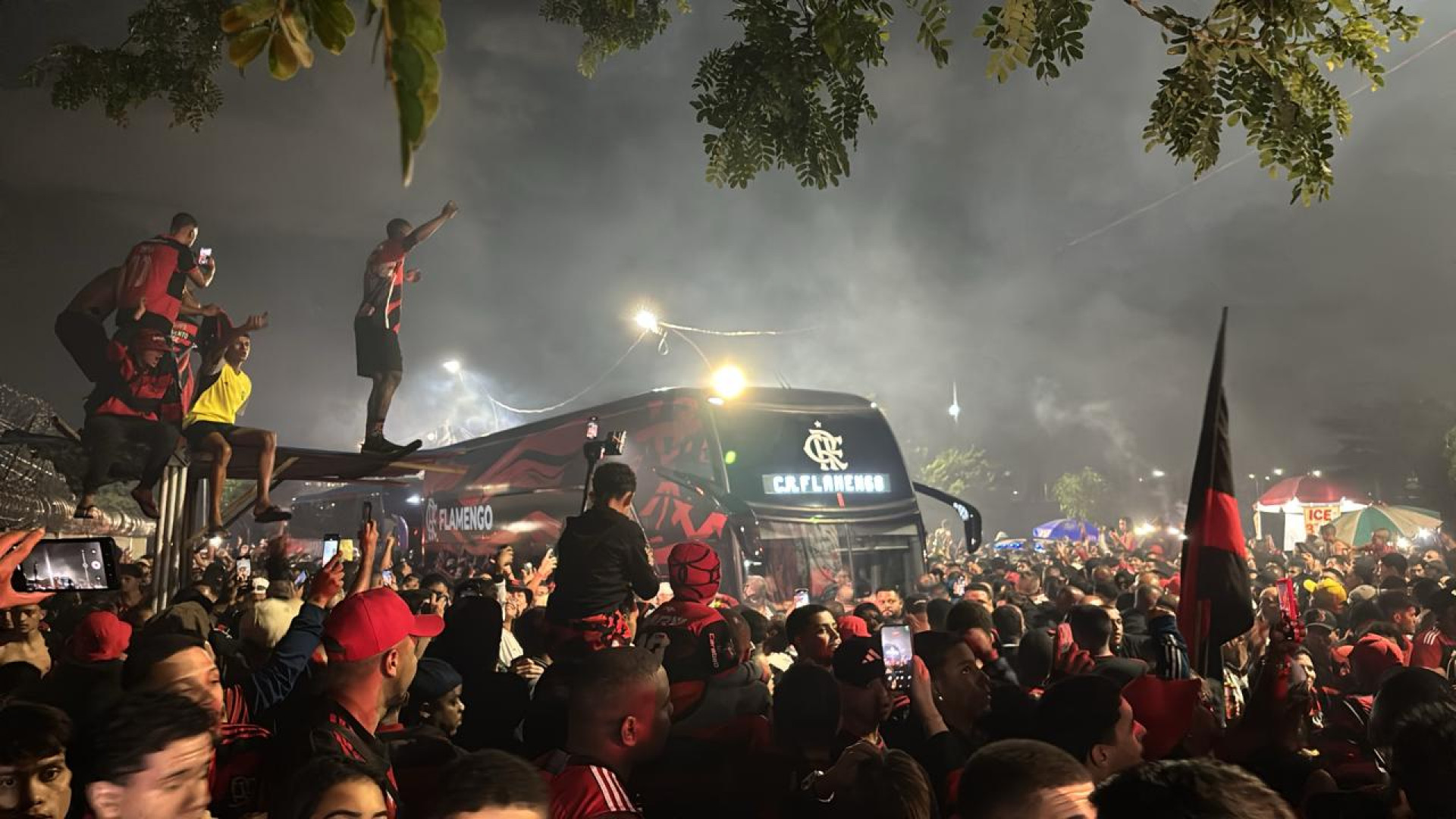 Torcida do Flamengo faz festa para receber o time no Galeão - João Alexandre Borges / Agência O Dia
