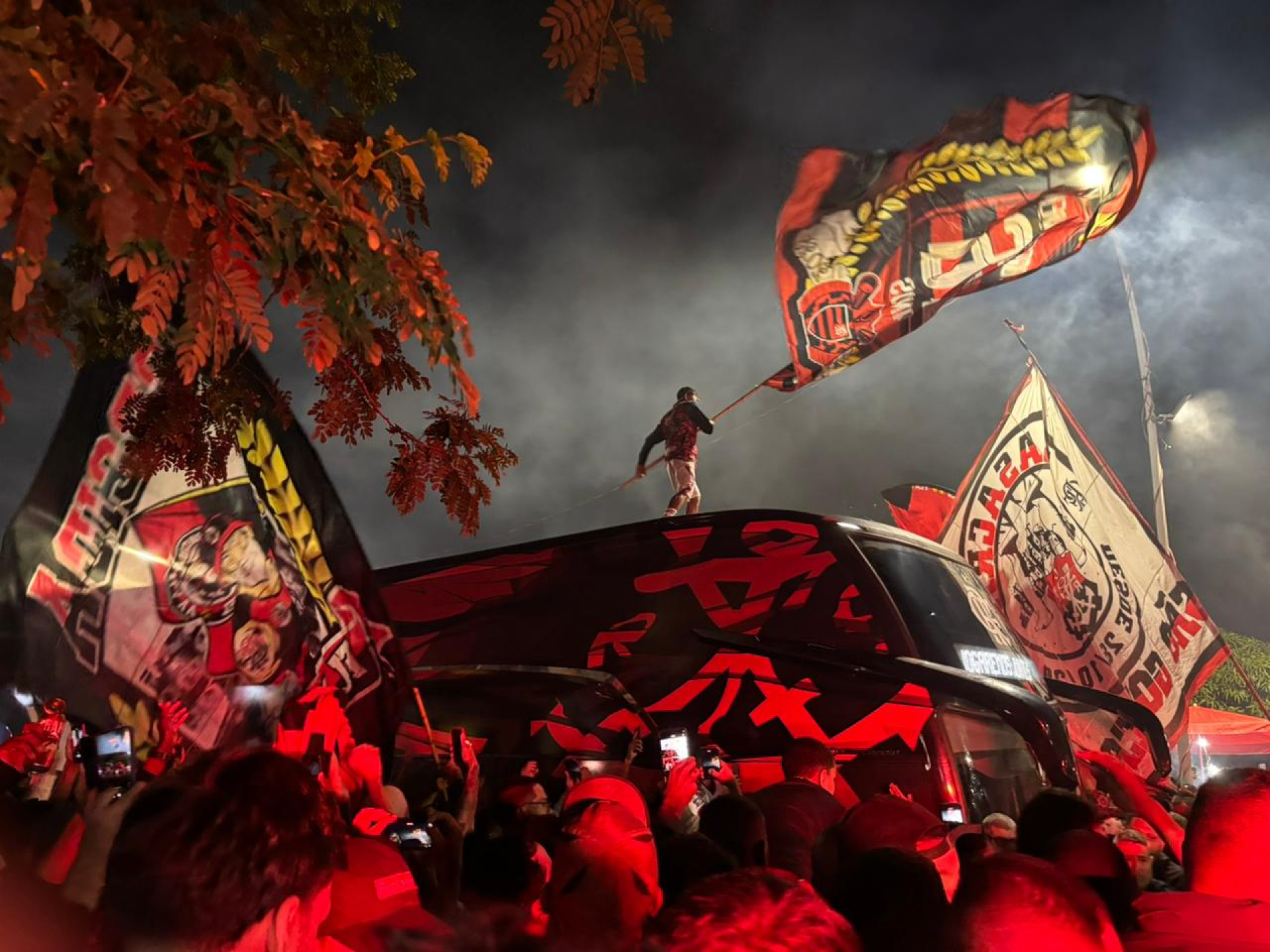 Torcedor do Flamengo sobe no ônibus em festa no Galeão - João Alexandre Borges / Agência O Dia