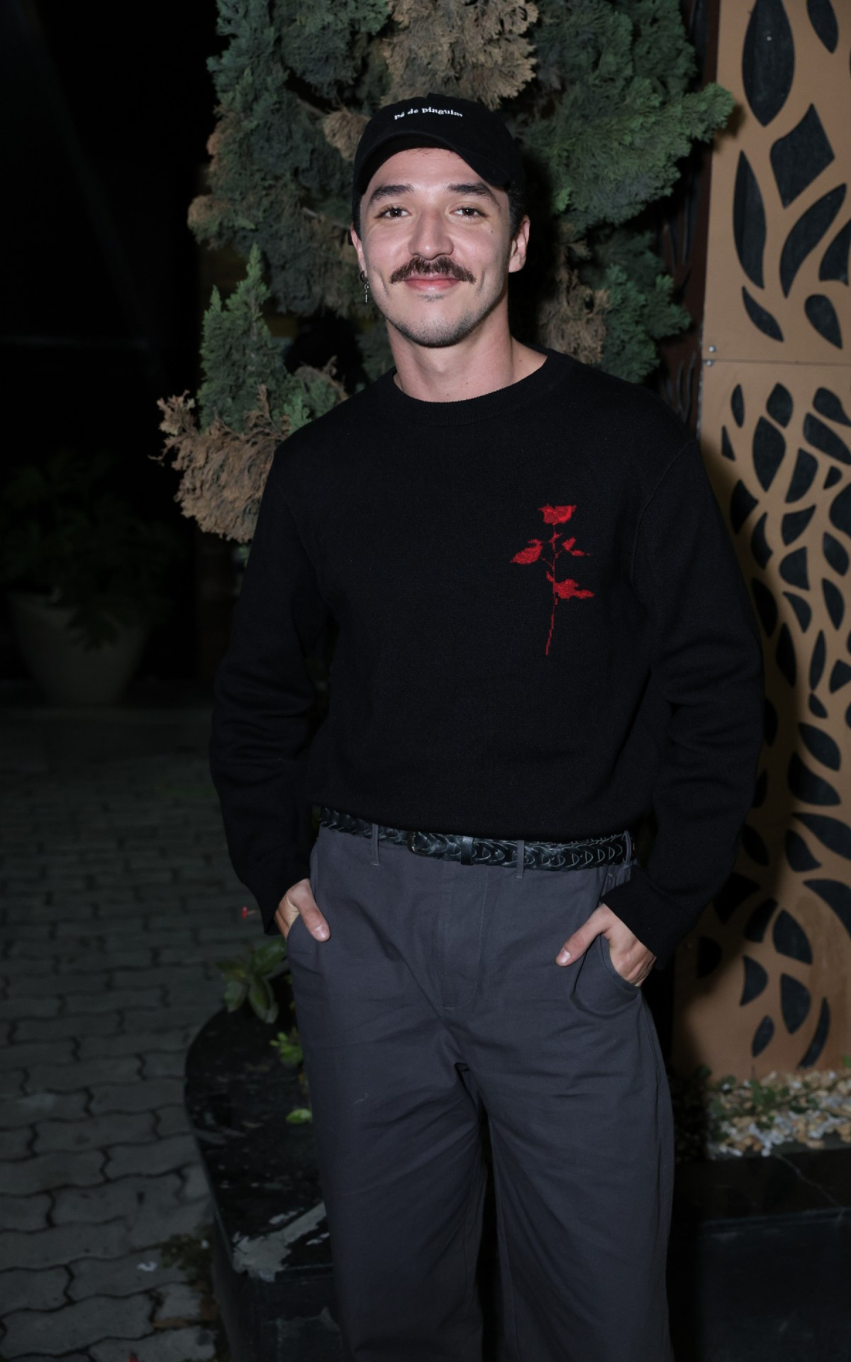 João Vitor Silva apareceu com um casaco preto e uma calça cinza escura na festa de encerramento de \'Garota do Momento\'