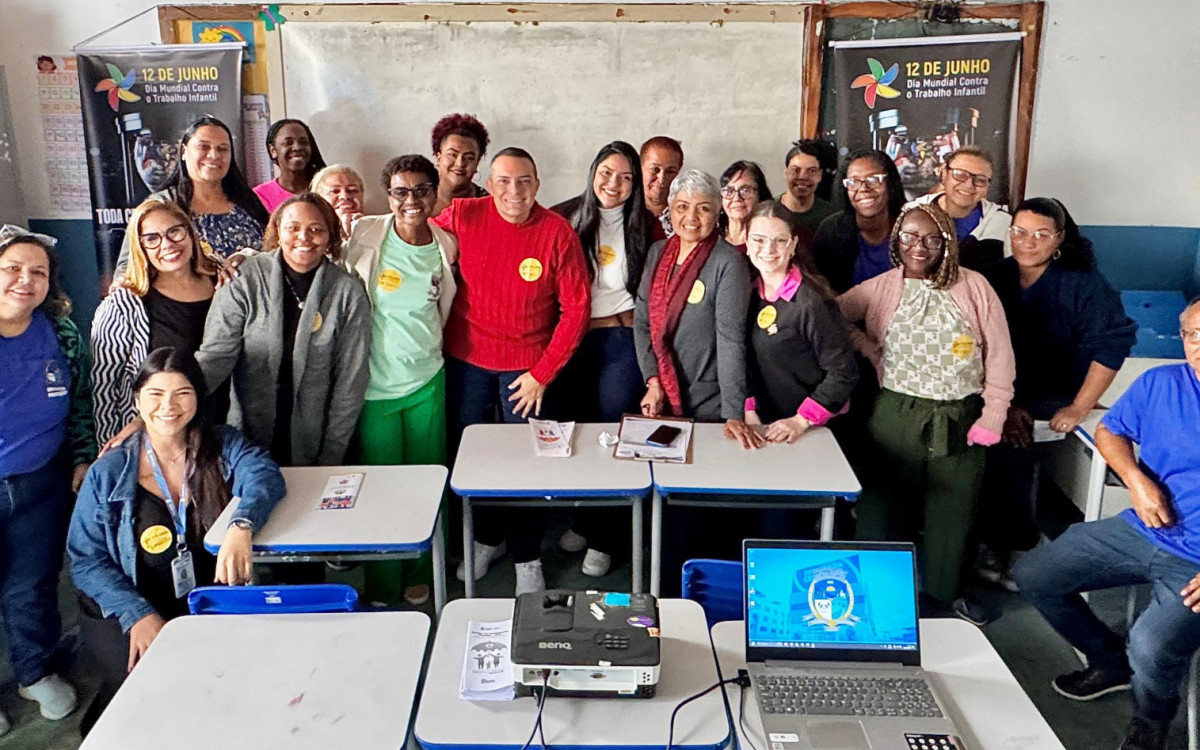 A Diretora Márcia da Rosa Marcelino e secretário Diogo Bastos e participantes do evento