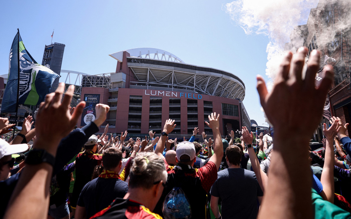 Torcida do Seattle Sounders fazendo festa do lado de fora do Lumen Field antes de jogo - Steph Chambers / Getty Images North America / Getty Images via AFP