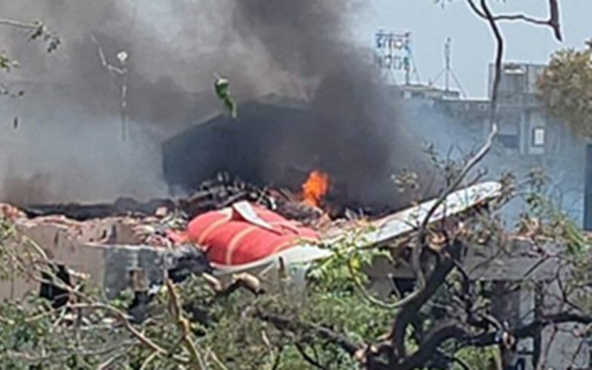 Avião caiu logo após a decolagem em evento na Índia - Reprodução/X