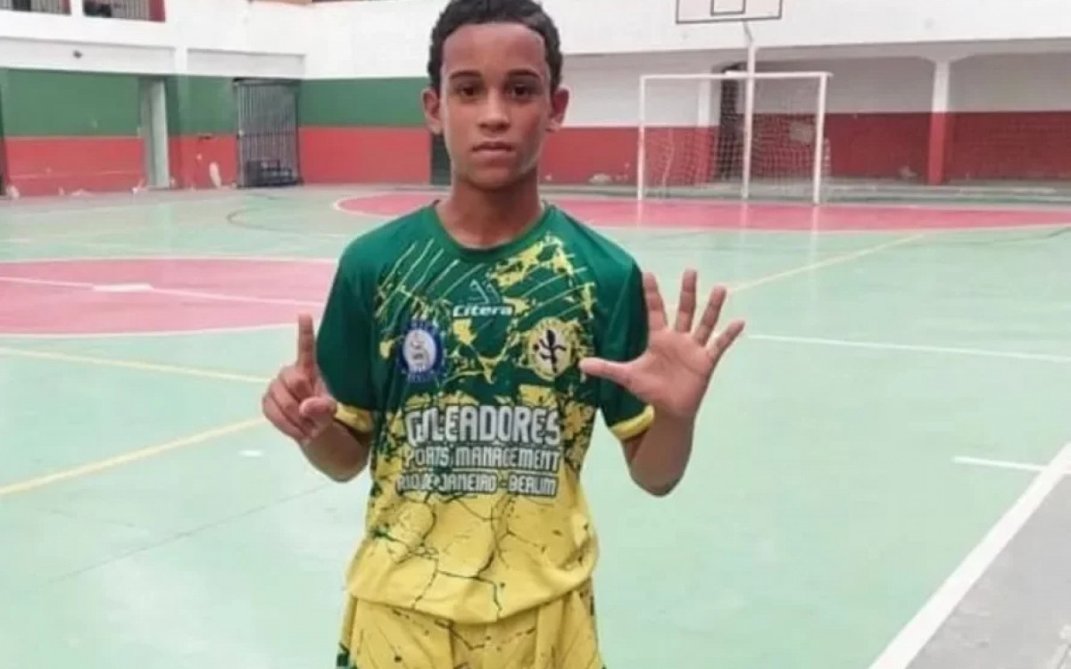 Adolescente estava na garupa de uma moto na comunidade