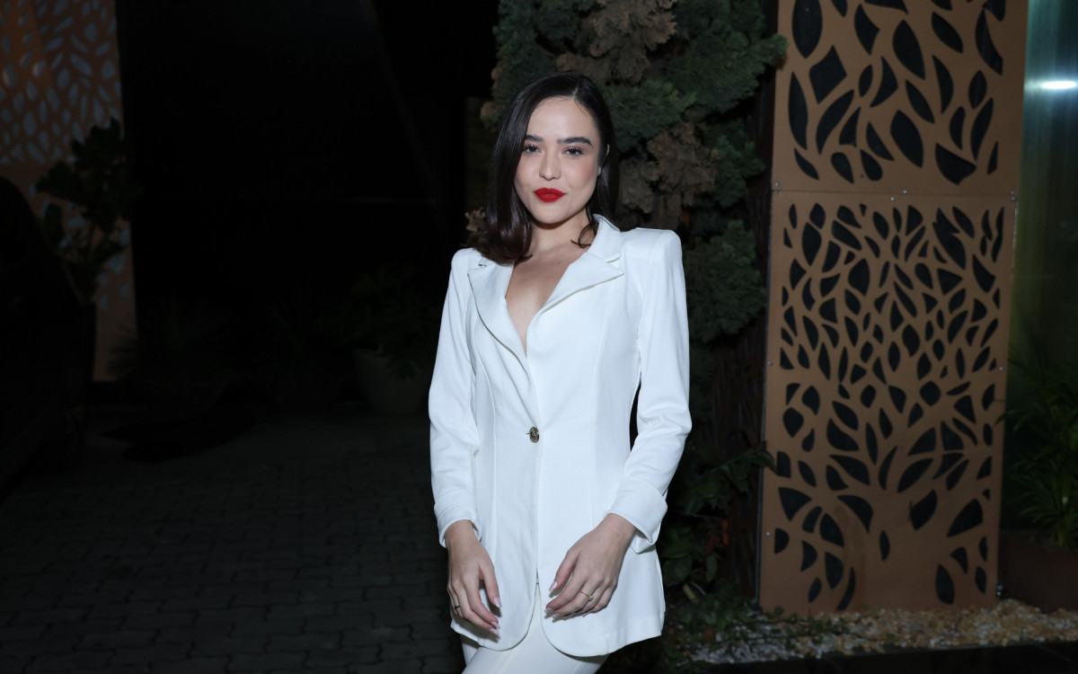 Bella Piero toda de branco na festa de encerramento da novela \'Garota do momento\'