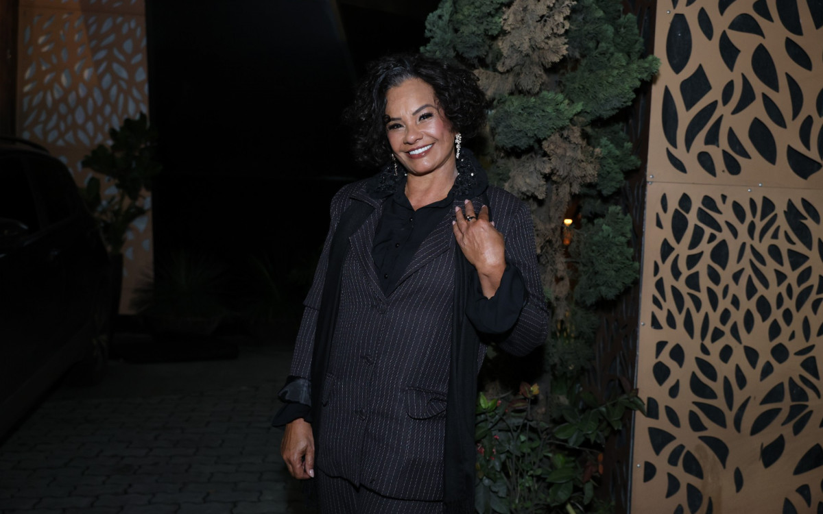 Solange Couto marcando presença na festa de encerramento de \'Garota do Momento\'