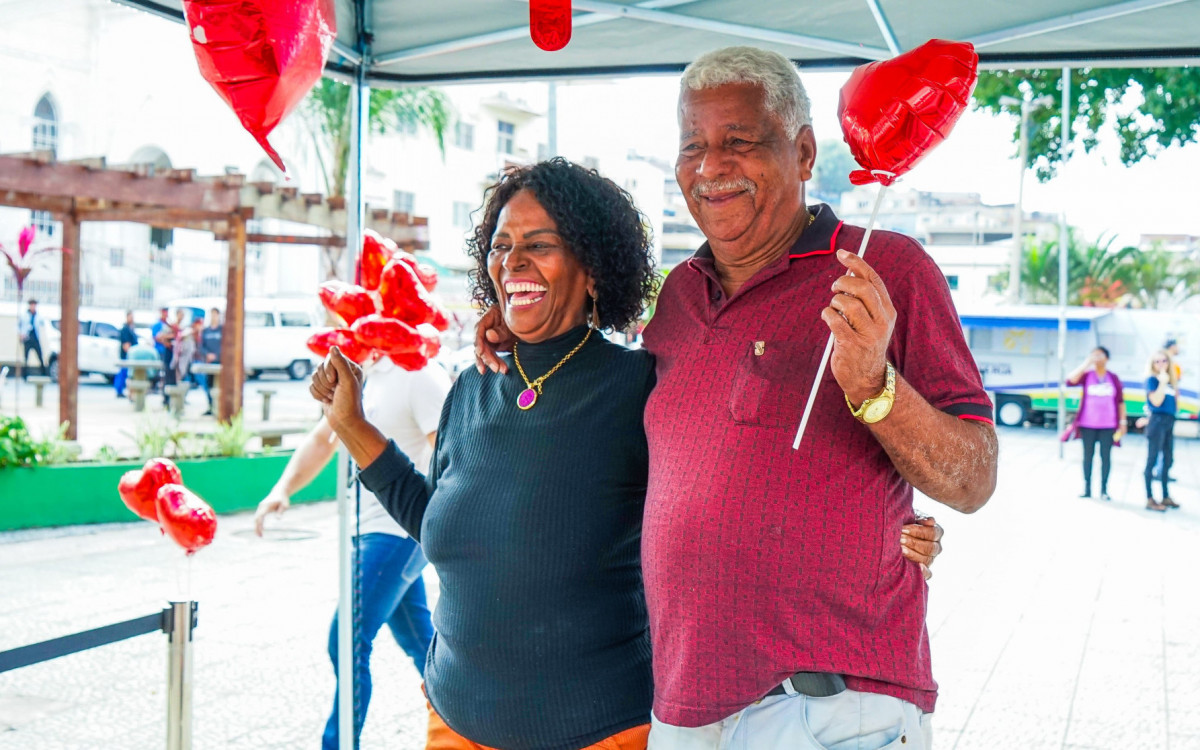 O casal Maria e José se divertiu na cabine de fotos 360º da ação de Namorados
