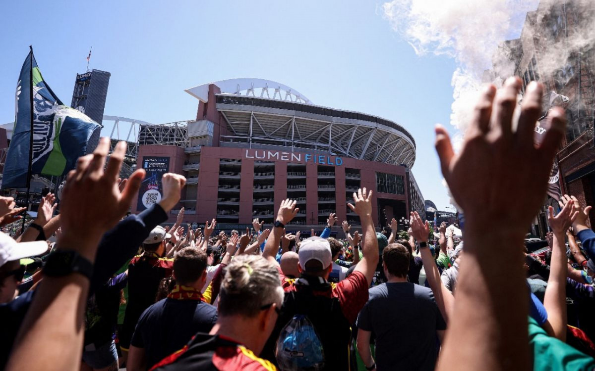 Torcida do Seattle Sounders fazendo festa do lado de fora do Lumen Field antes de jogo