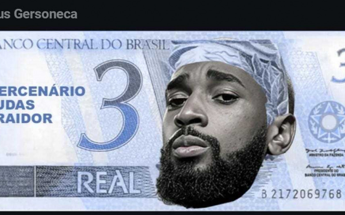 Torcida do Flamengo protesta contra Gerson em embarque para os Estados Unidos