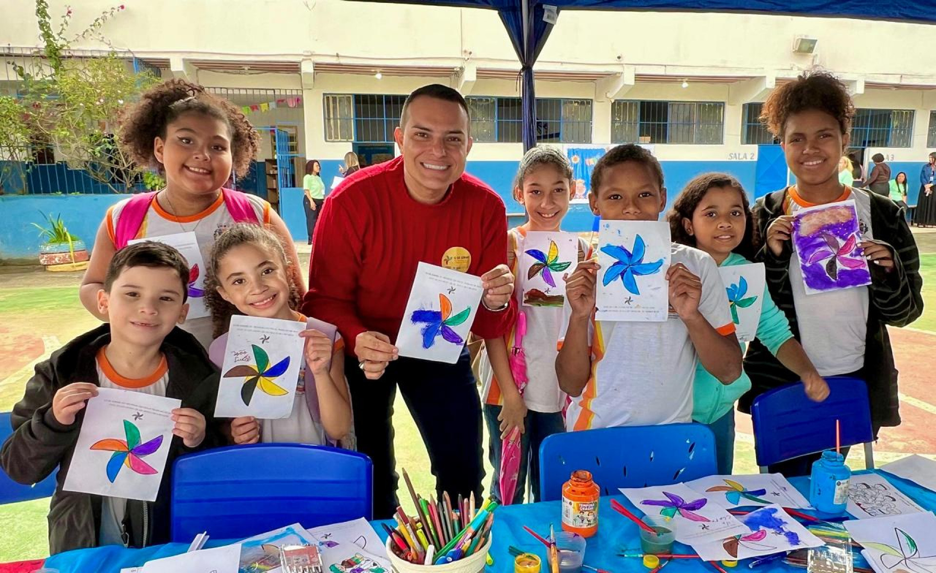 O secret&aacute;rio Diogo Bastos conversou com os alunos e ficou encantado com os desenhos - Marcos Paulo / PMBR