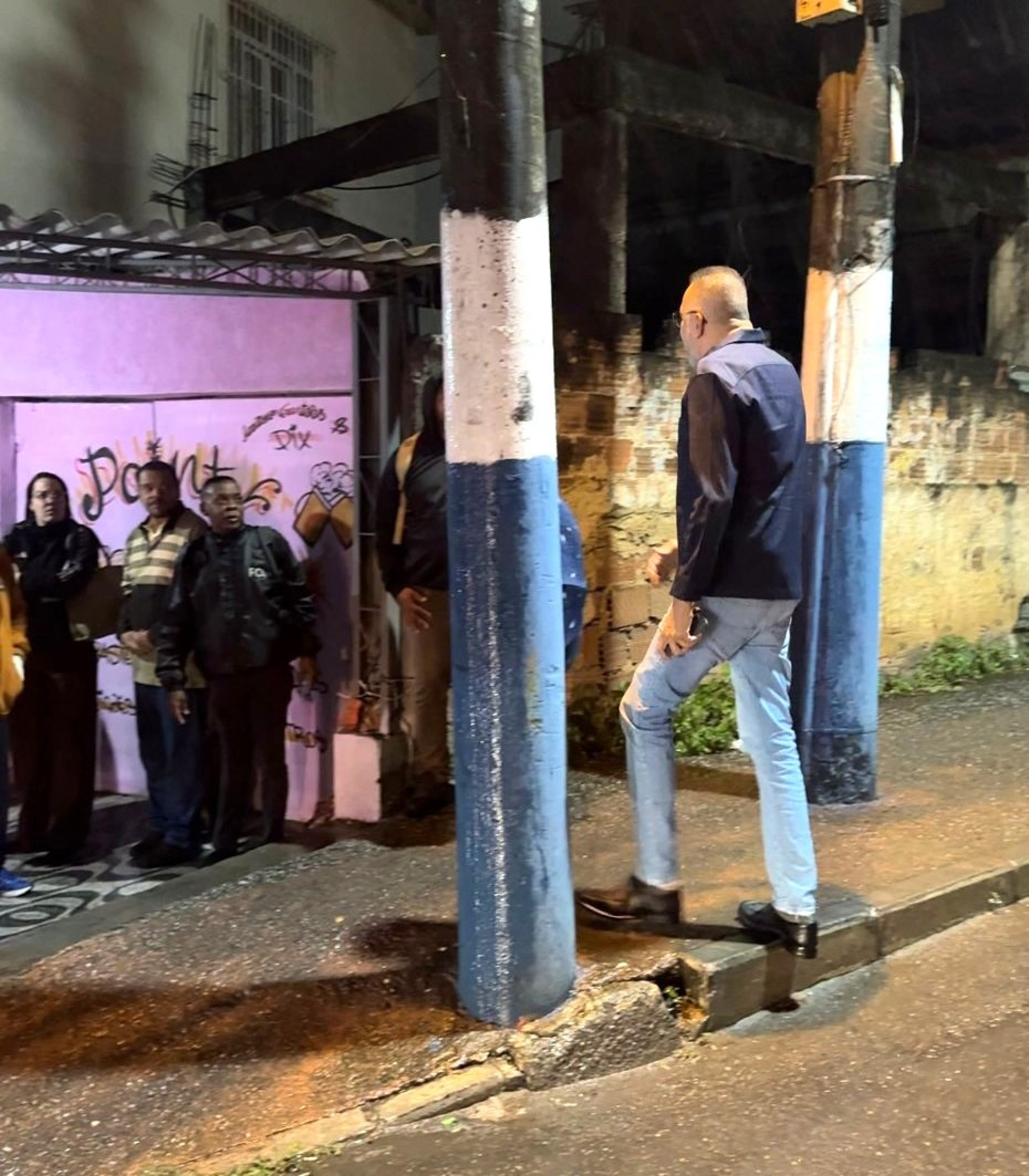 O prefeito M&aacute;rcio Canella rodou a madrugada e conversou com os trabalhadores - Junior Silva / PMBR