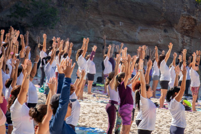 Dharma Bhmi e Clube Central realizam aula de yoga em celebração ao Dia Mundial do Yoga