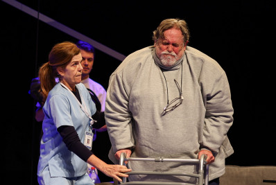 José de Abreu usa enchimentos para fazer homem de 300 quilos na peça 'A Baleia': 'Corpo esquenta' 