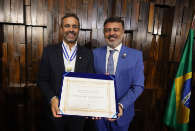 Deputado Vitor Junior entrega Medalha Tiradentes a Artur Jorge