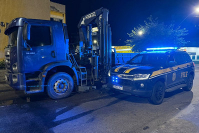 Caminhão roubado na Baixada Fluminense é recuperado em Petrópolis