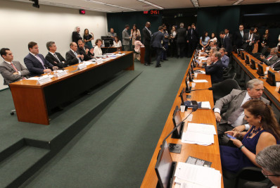 Comissão vincula isenção do IR a mais deputados e orçamento secreto