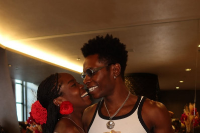 Clara Moneke chama atenção em cliques com Breno Ferreira