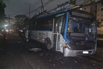 Ônibus bate em poste, interdita Estrada dos Bandeirantes e deixa moradores sem luz