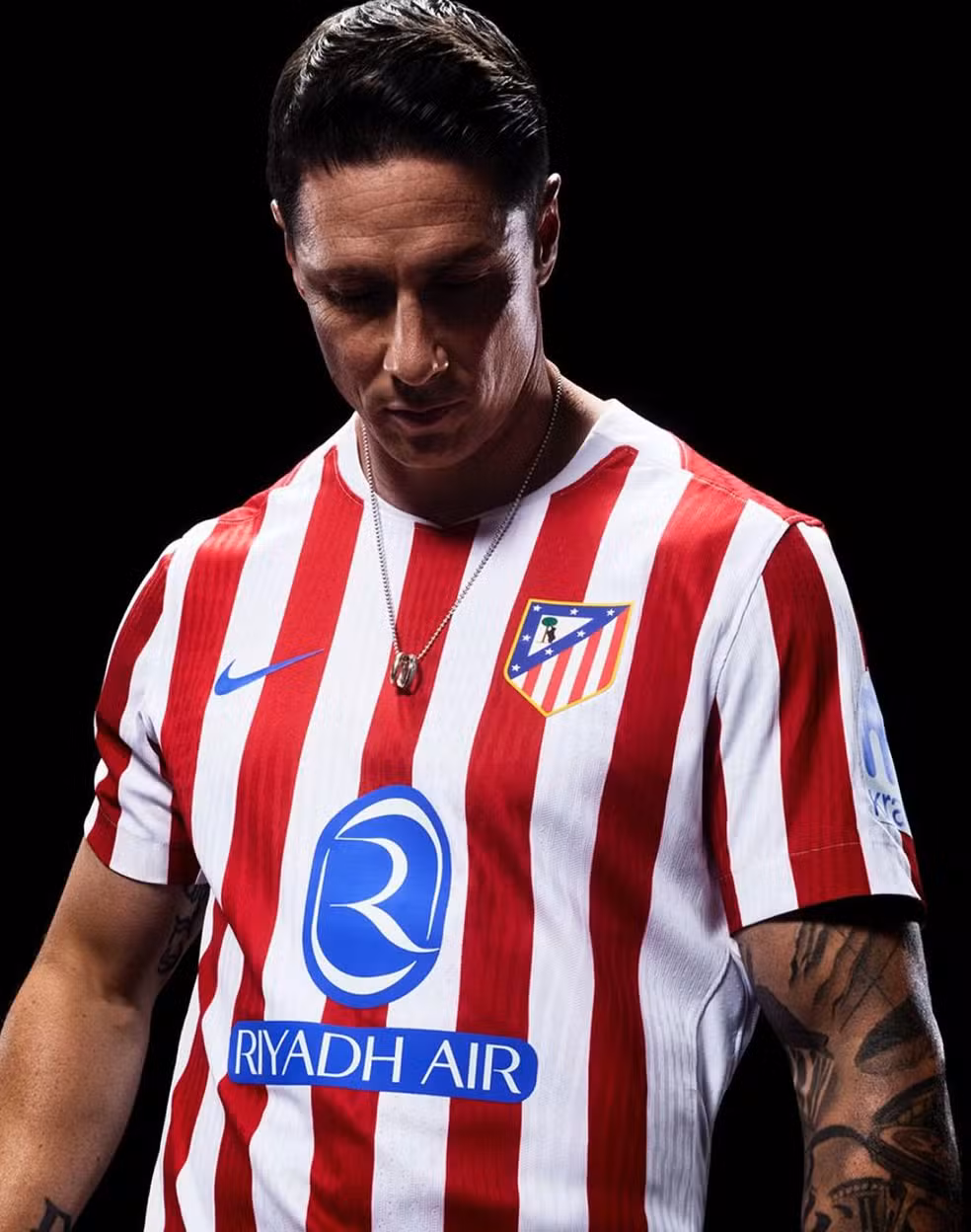 Camisa principal do Atlético de Madrid, vestida por Fernando Torres