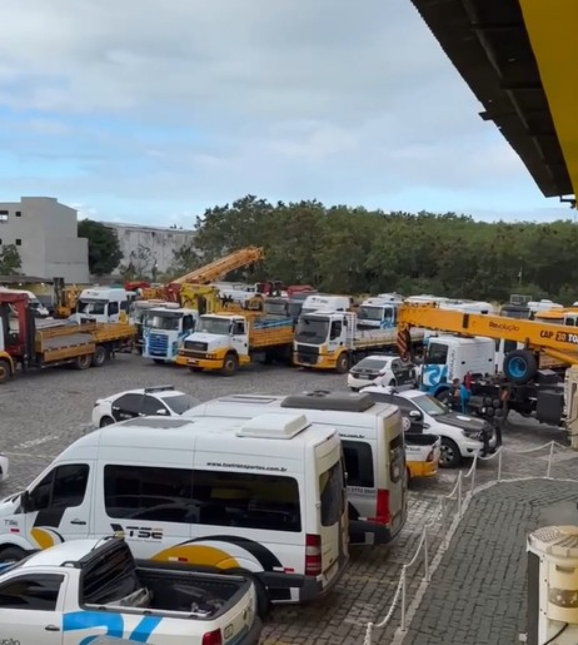 Equipes da Pol&iacute;cia Civil apreendem documentos e ve&iacute;culos durante cumprimento de mandado judicial - Foto: Reprodu&ccedil;&atilde;o