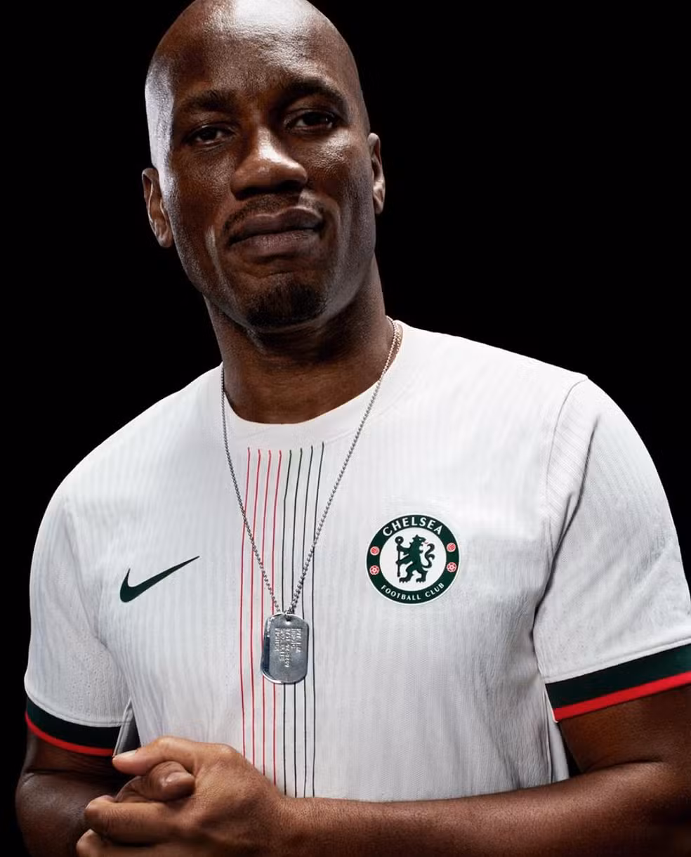 Drogba foi o modelo para apresentar a segunda camisa do Chelsea