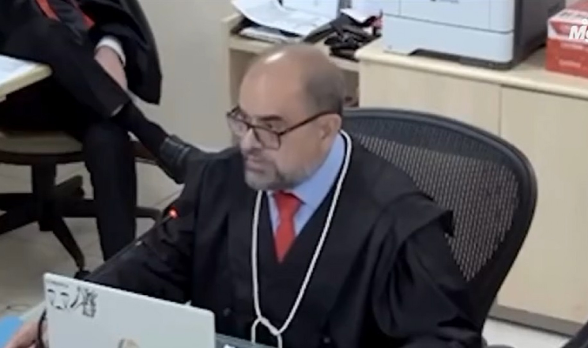 Desembargador Amilcar Roberto Bezerra Guimar&atilde;es durante julgamento sobre pens&atilde;o aliment&iacute;cia