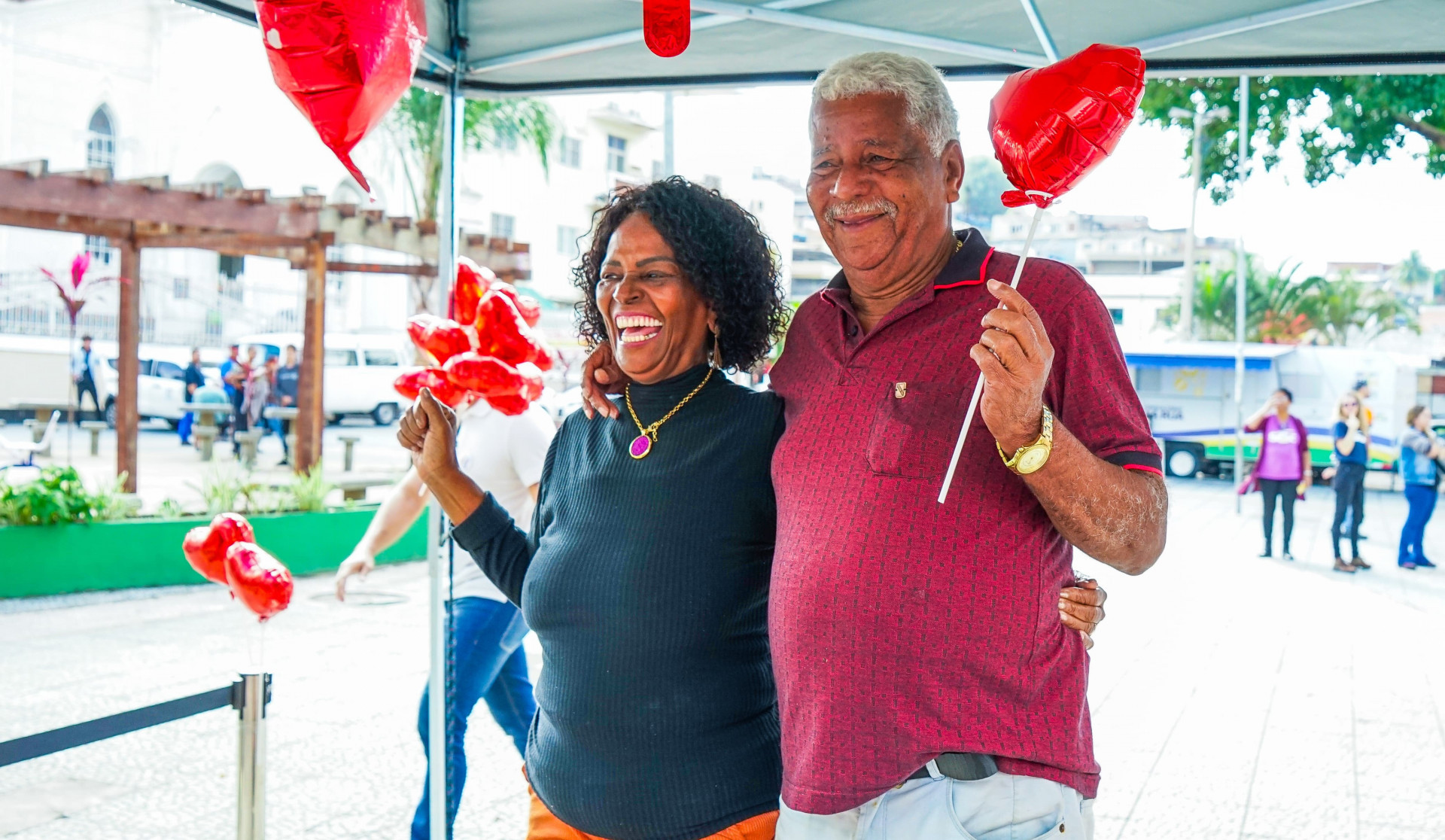 O casal Maria e Jos&eacute; se divertiu na cabine de fotos 360&ordm; da a&ccedil;&atilde;o de Namorados - Gilberto Rocha/ PMSJM
