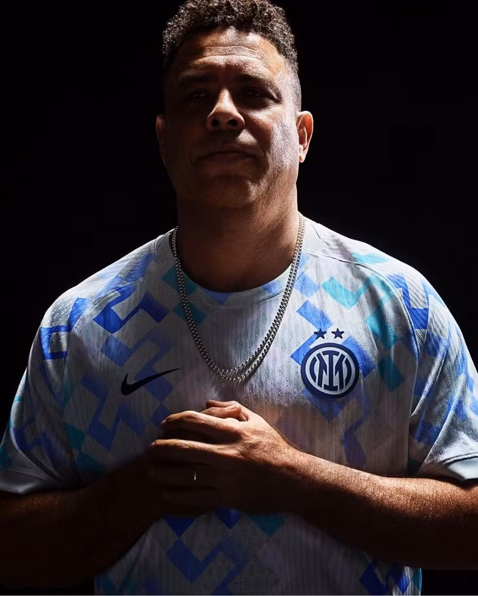 Ronaldo com a nova segunda camisa da Inter de Milão, que estreia no Mundial de Clubes