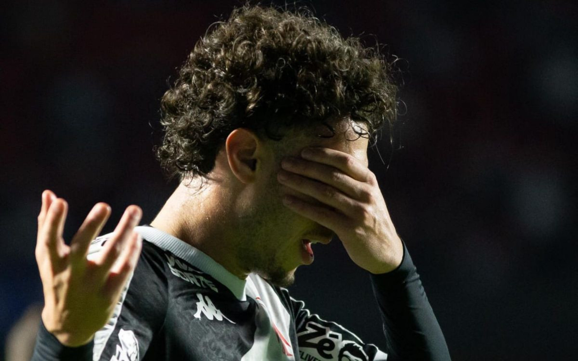 O atacante português Nuno Moreira celebra o seu gol, o segundo do Vasco, que venceu a primeira partida, fora de casa, neste Brasileirão - Matheus Lima / Vasco