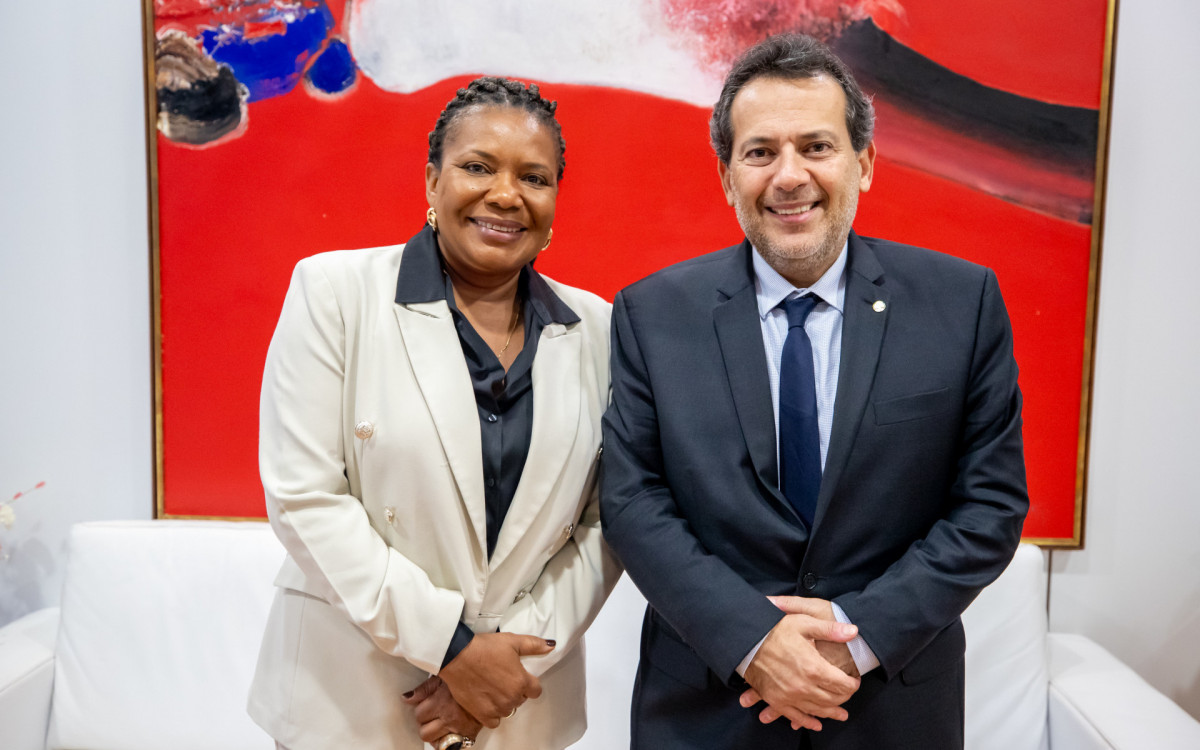 A Ministra da Cultura, Margareth Menezes, ao lado do deputado federal Ricardo Abraão