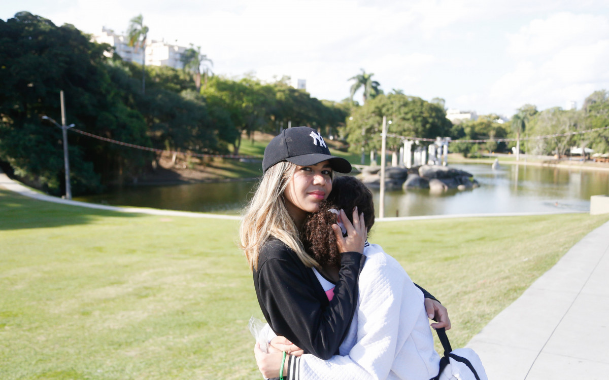 Camila Bucci (de bon&eacute;) curte o frio na Quinta da Boa da Vista, nesta sexta-feira (13)