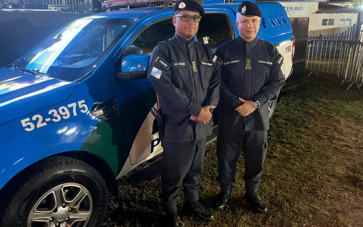 Os coronéis Fabiano de Souza e Marcelo Menezes, o primeiro,  comandante do 29º BPM, e o segundo, comandante geral da PM, e secretário de Estado da PMERJ