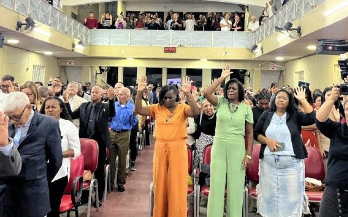 Os fiéis participaram do culto que reuniu liderança religiosas e autoridades locais