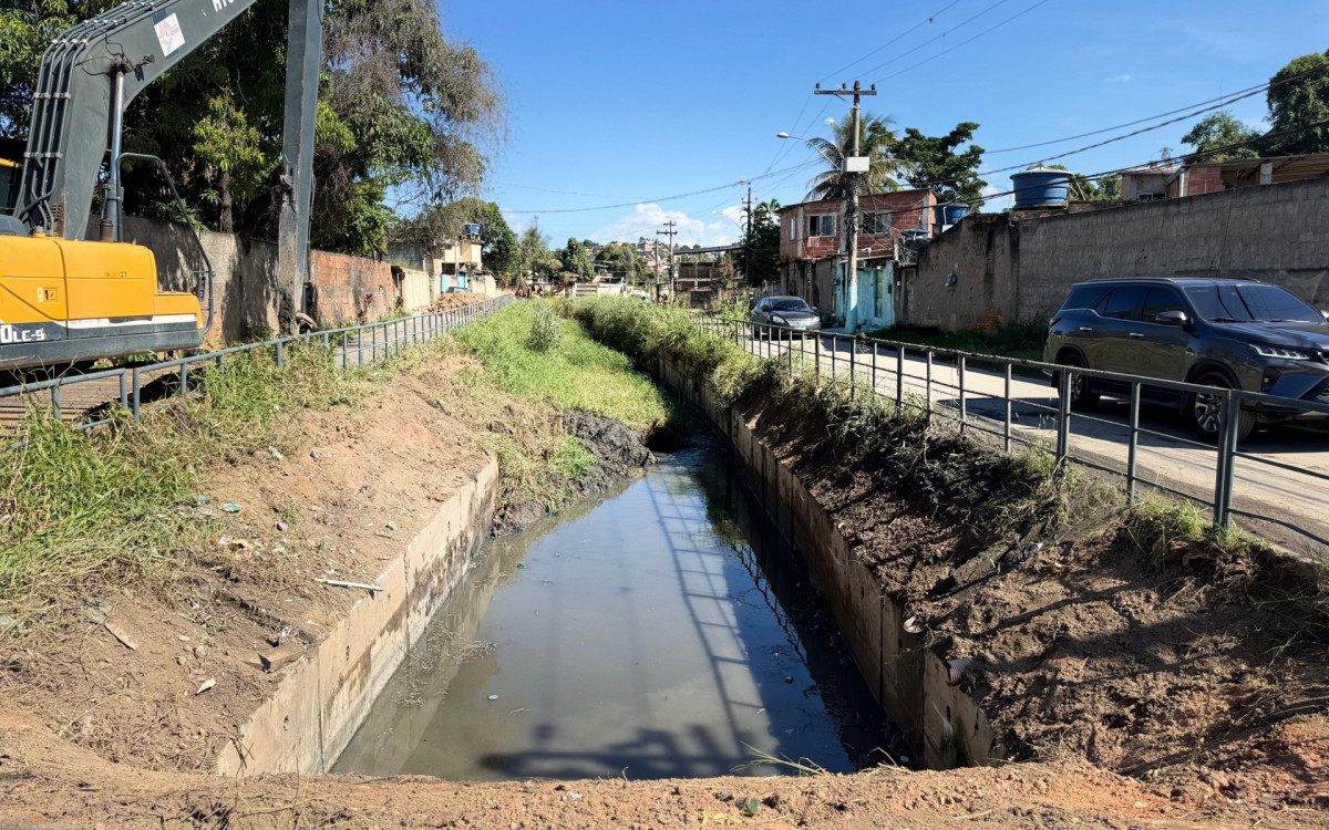 O Canal dos Colonizadores segue recebendo ações de limpeza e desassoreamento de toda extensão