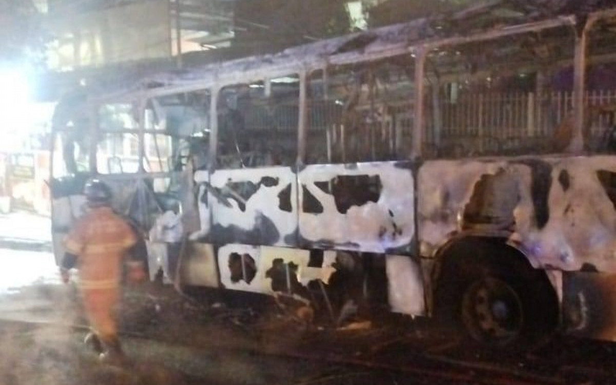 O Corpo de Bombeiros foi acionado para o local, porém o coletivo já havia sido consumido pelas chamas. A equipe realizou o resfriamento do ônibus