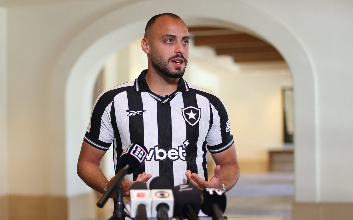 Arthur Cabral é apresentado no Botafogo