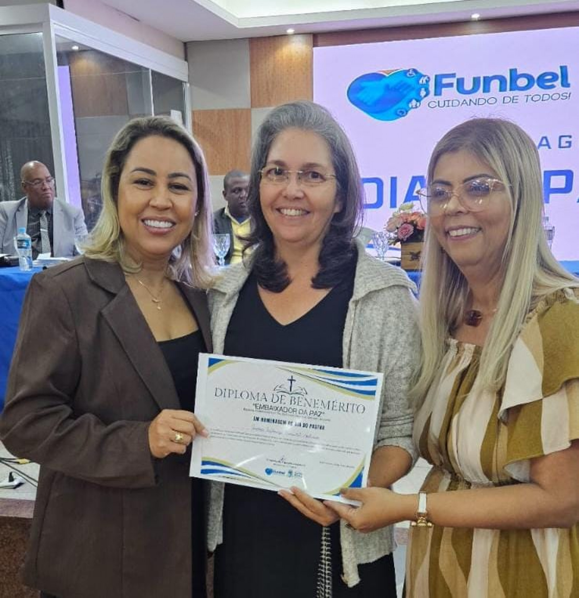 A presidente da Funbel. Cristiane do Sobreira (E) e a secret&aacute;ria de Educa&ccedil;&atilde;o, Sheila Boechat, entregaram certificados - Divulga&ccedil;&atilde;o / PMBR