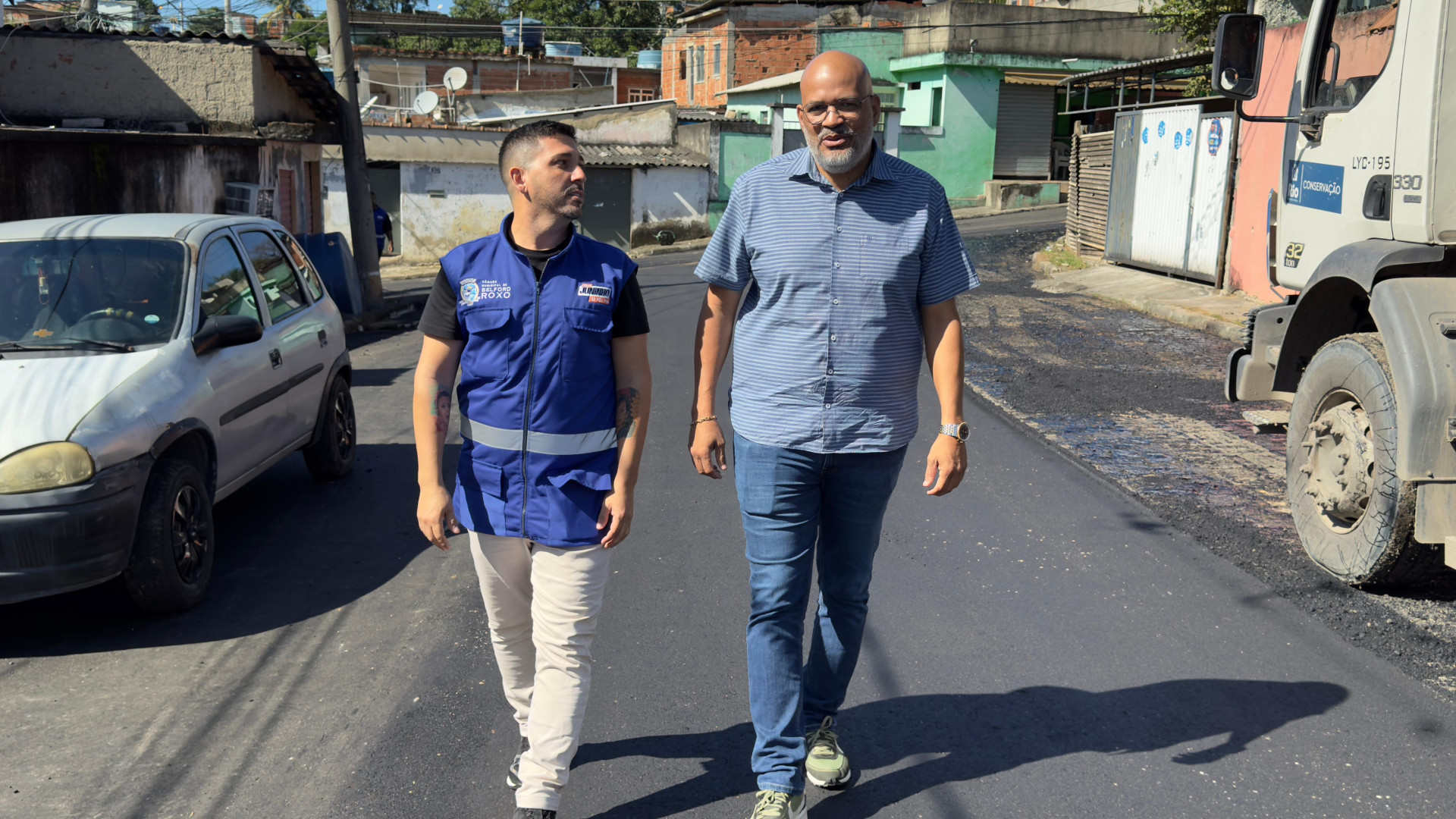 O vereador Juninho do Pica-Pau e o chefe de gabinete Marcelo Canella percorreram os locais com obras - Junior Silva / PMBR
