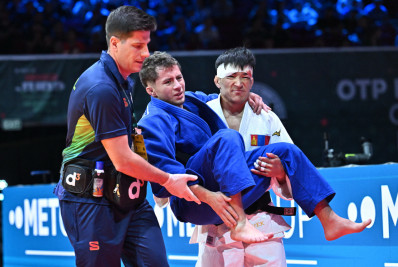 Brasileiro torce o tornozelo e deixa o tatame carregado por rival no Mundial de judô