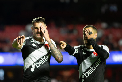 Vegetti quer permanência de Coutinho no Vasco e brinca: 'Se não renovar, vou matar ele'