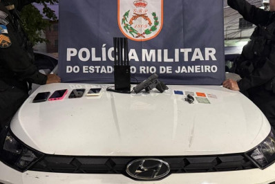PM prende quatro suspeitos com carro roubado e pistola em Belford Roxo