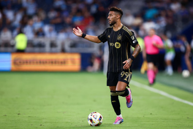 Saiba quem é Denis Bouanga, alvo do Fluminense para 2026